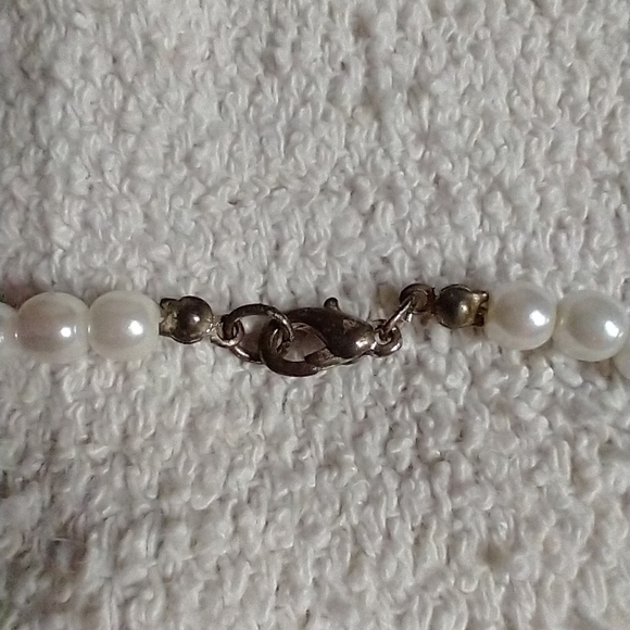 Silvertone faux pearl white beaded necklace - Picture 3 of 4